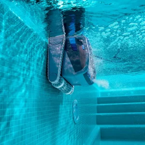 Mytronics Poolroboter DOLPHIN M700-EU im einsatz unter wasser
