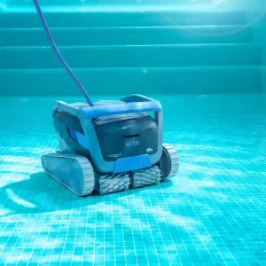 Mytronics Poolroboter DOLPHIN M700-EU im einsatz unter wasser am poolboden