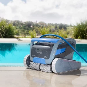 Mytronics Poolroboter DOLPHIN M700-EU mit Pool im hintergrund