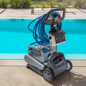 Mytronics Poolroboter DOLPHIN M700-EU mit Pool im hintergrund und transportwagen