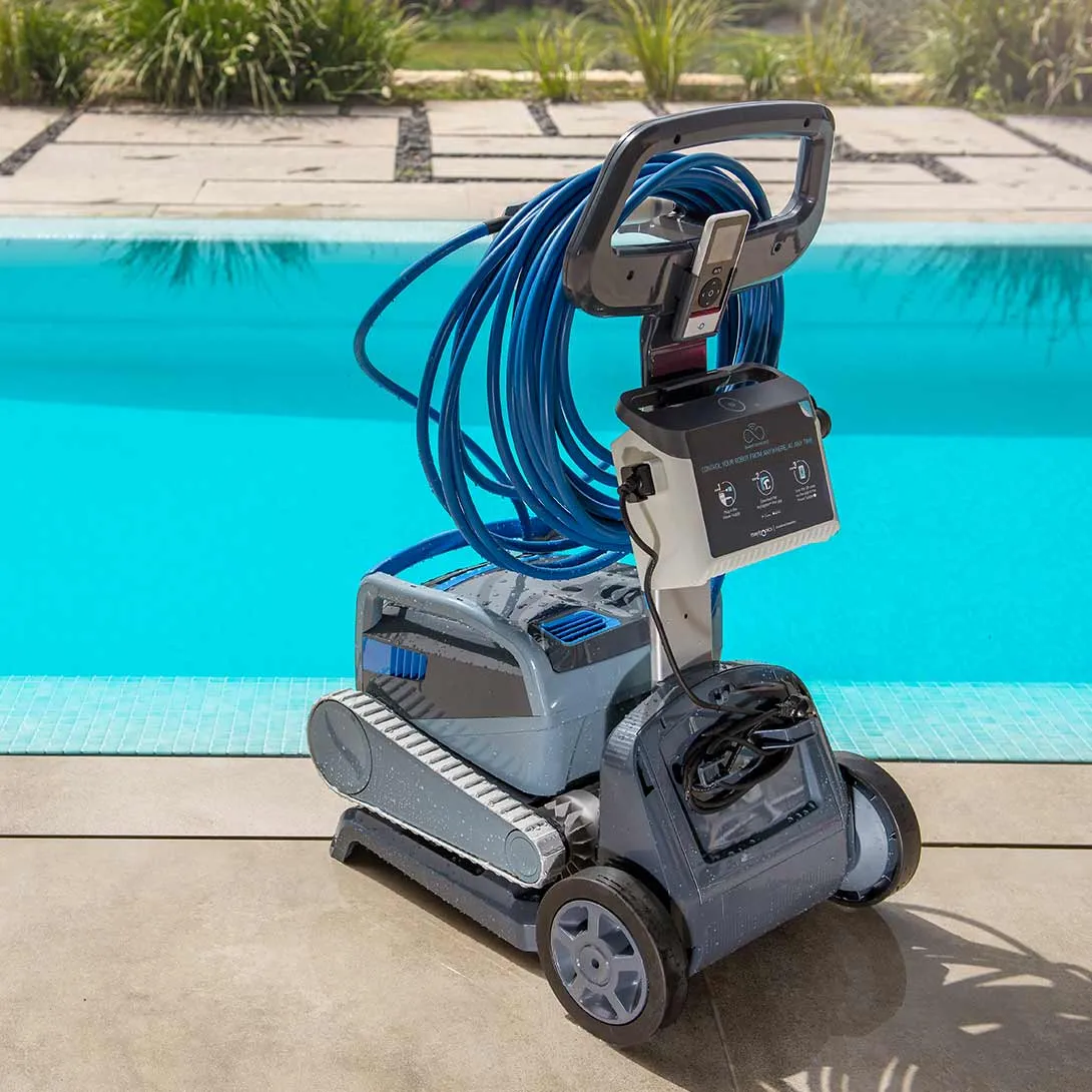 Mytronics Poolroboter DOLPHIN M700-EU mit Pool im hintergrund und transportwagen