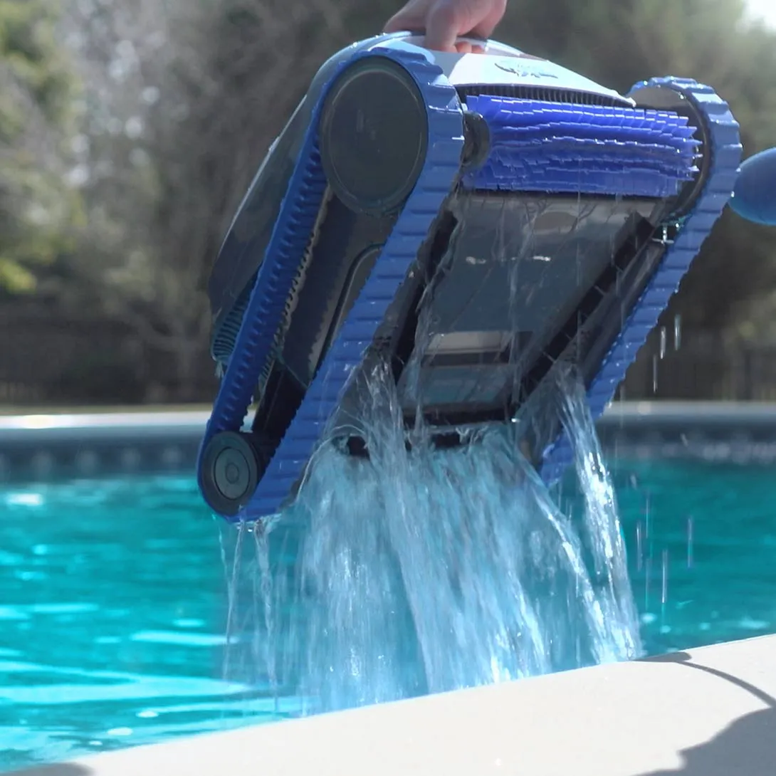 Mytronics Poolroboter DOLPHIN-S100 der gerade aus dem pool gehoben wird
