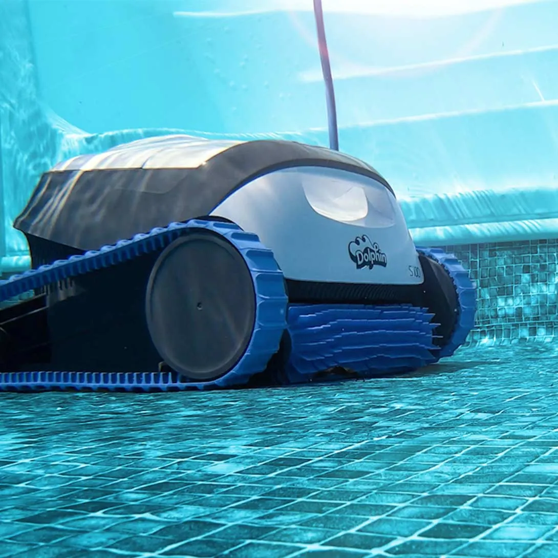 Mytronics Poolroboter DOLPHIN-S100 im einsatz unter wasser der am poolboden entlang fährt