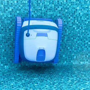 Mytronics Poolroboter DOLPHIN-S100 im einsatz unter wasser der die wand hochfährt