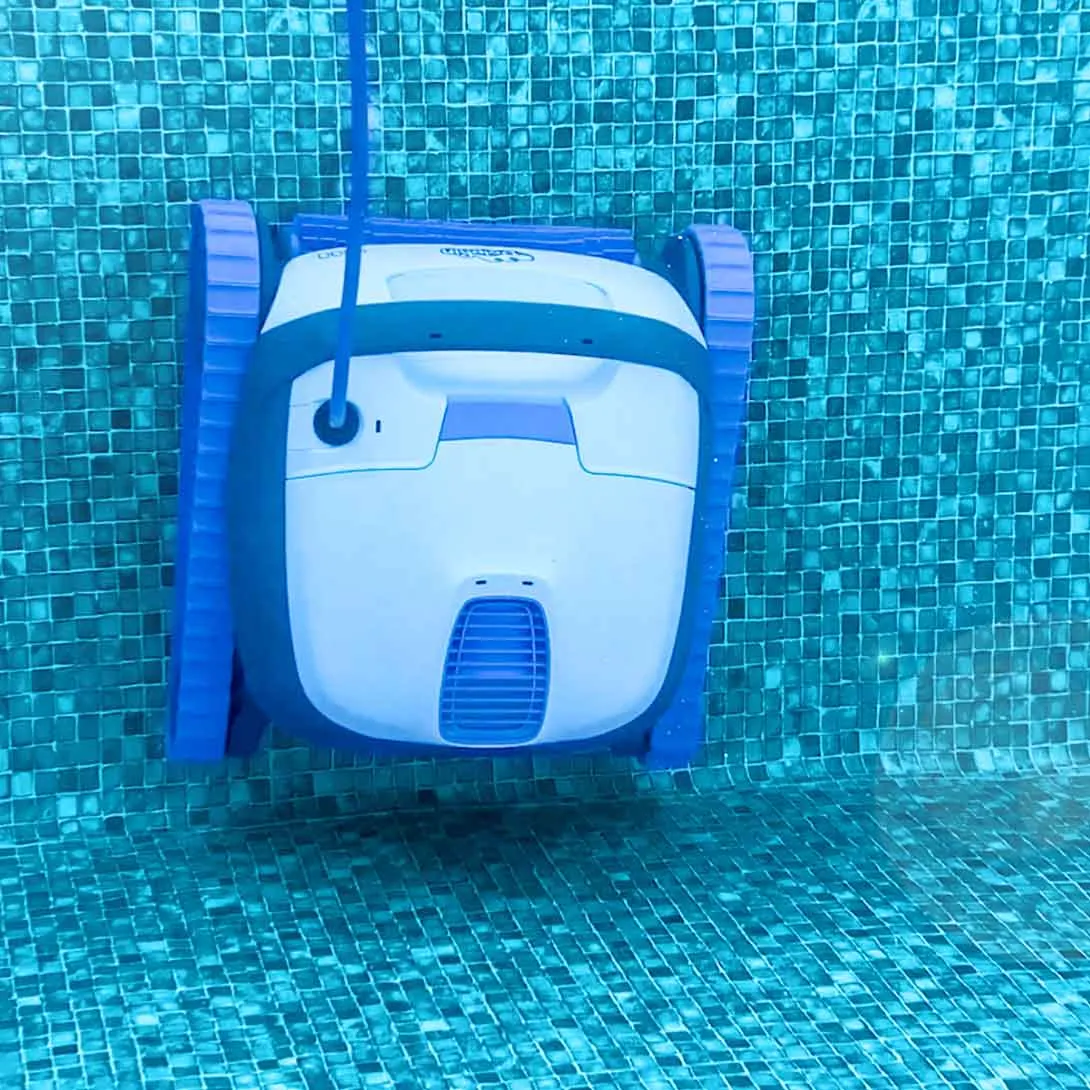 Mytronics Poolroboter DOLPHIN-S100 im einsatz unter wasser der die wand hochfährt
