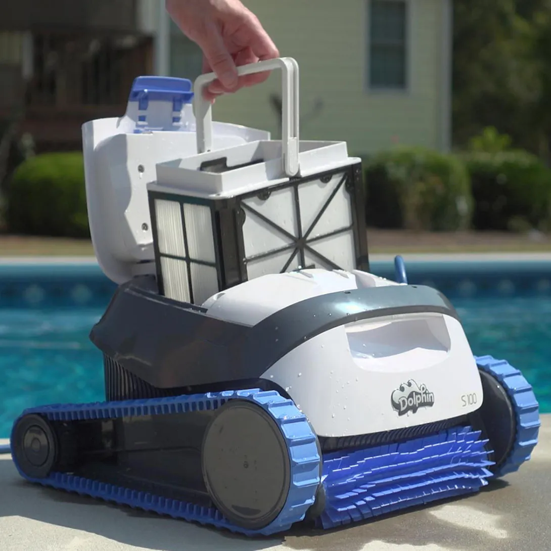 Mytronics Poolroboter DOLPHIN-S100 mit pool im hintergrund und einer hand die gerade den schmutzfangbehaelter herauszieht