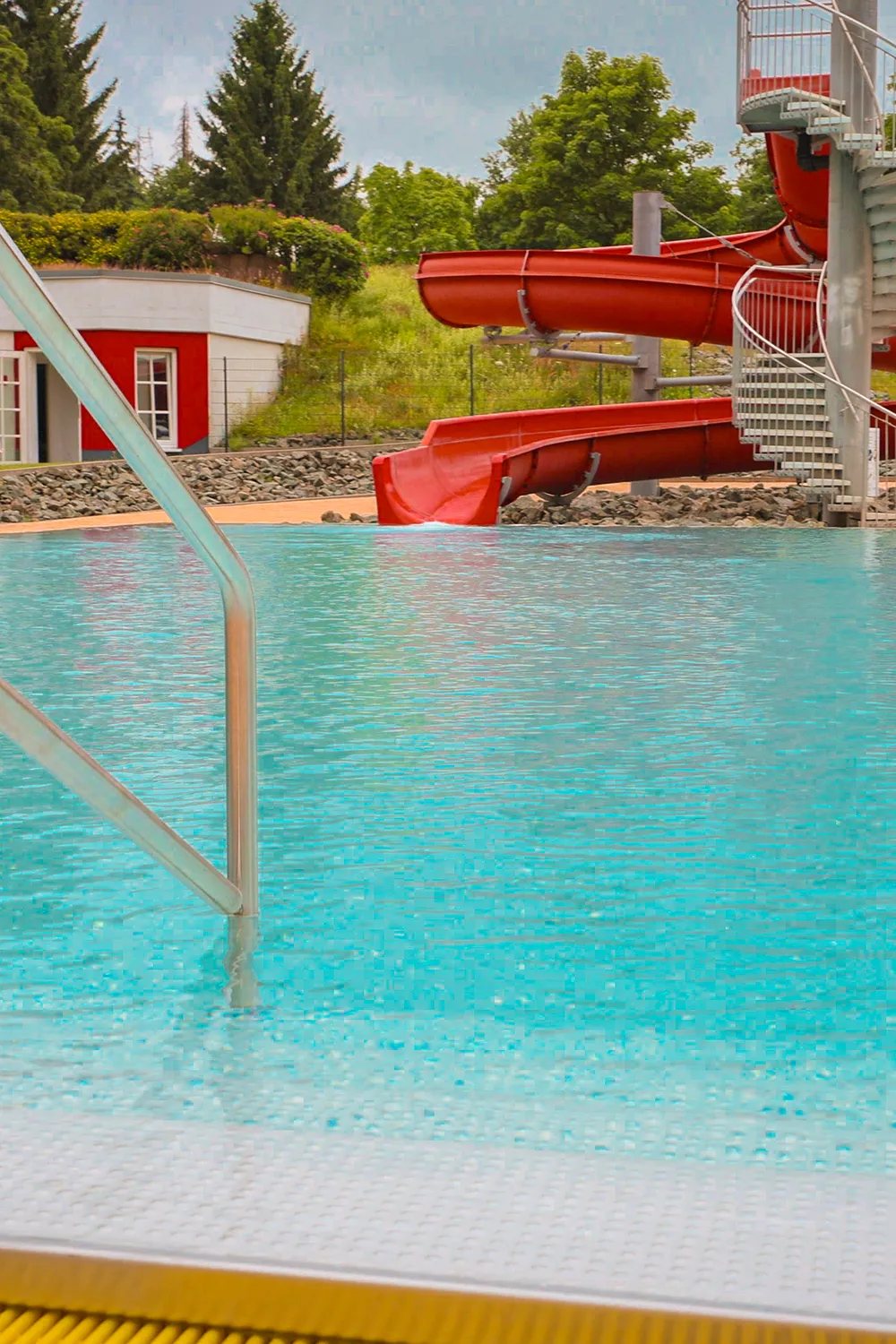 Schwimmbecken mit Rutsche